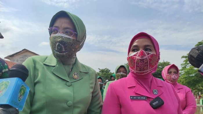 Persit Kartika Chandra dan Bhayangkari salurkan bantuan ke warga korban banjir Pebayuran, Kabupaten Bekasi, Senin (22/2/2021).