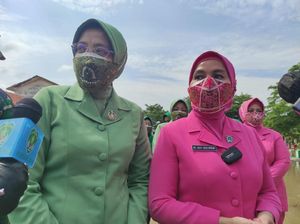 Istri Polisi-TNI Salurkan Bantuan ke Korban Jebolnya Tanggul Citarum
