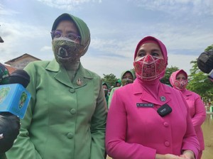 Istri Polisi-TNI Salurkan Bantuan ke Korban Jebolnya Tanggul Citarum