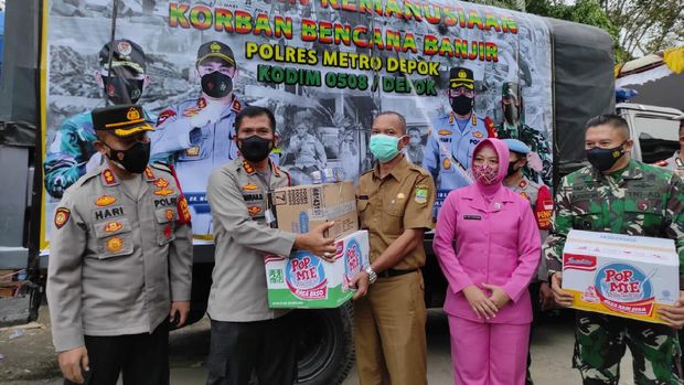 Persit Kartika Chandra dan Bhayangkari salurkan bantuan ke warga korban banjir Pebayuran, Kabupaten Bekasi, Senin (22/2/2021).