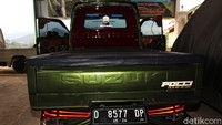 Di bagian belakang terpasang bumper beserta bodykit custom yang menjuntai ke bawah. Untuk menambah kesan agresif, Carry pikap ini dijejali set lampu belakang dari Toyota Fortuner VRZ.