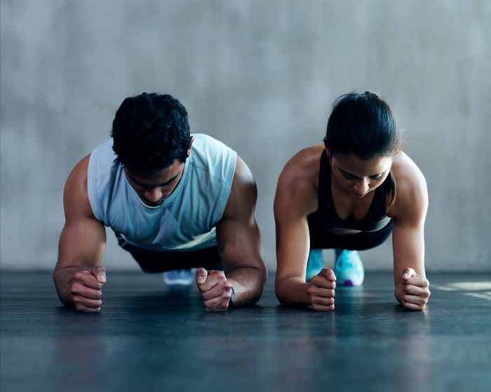 Manfaat plank sebelum tidur. Foto: Getty Images/Cecilie_Arcurs Manfaat plank sebelum tidur. Foto: Getty Images/Cecilie_Arcurs