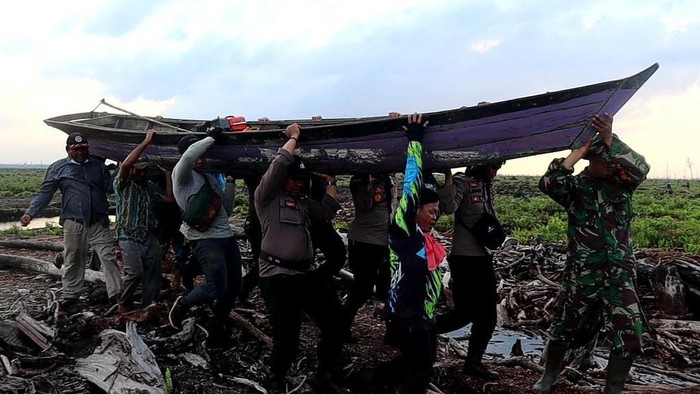 Polisi bersama tim gabungan meninjau area revitalisasi kanal di lahan gambut untuk cegah karhutla