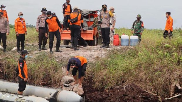 Polisi bersama tim gabungan meninjau area revitalisasi kanal di lahan gambut untuk cegah karhutla