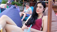 Seperti ini pose santai Marcella di pinggir pantai. Ia duduk di bean bag sambil ditemani beberapa gelas minuman menyegarkan. Foto: Instagram marcelladaryanani