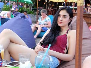 Potret Kulineran Marcella Daryanani di Kafe hingga Pinggir Pantai