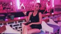Rayakan tahun pergantian tahun menuju 2018, Marcella mengunggah foto dirinya santai nongkrong di bar. Posenya makin lengkap sambil memegang segelas minuman. Foto: Instagram marcelladaryanani