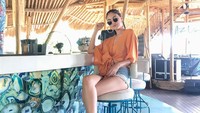 Jalan-jalan ke Bali, pesinetron cantik ini sempatkan mampir ke klub. Ia berpose keren di area bar dengan interior langit-langit kayu yang unik. Foto: Instagram marcelladaryanani
