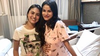 Kalau ini momen Marcella menjenguk saudaranya yang hendak melahirkan. Kala itu ia juga membawakan kue ulang tahun. Sweet banget ya! Foto: Instagram marcelladaryanani