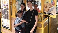 Mendukung usaha kuliner orang terdekatnya, Marcella foto di depan booth Taucy. Berupa jajanan tahu aci kekinian. Foto: Instagram marcelladaryanani