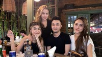 Belum lama ini Marcella mengunggah foto kebersamaan ia dan saudara-saudaranya. Mereka tengah asyik nongkrong di restoran. Foto: Instagram marcelladaryanani