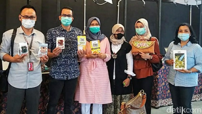 Produk Usaha Mikro, Kecil dan Menengah (UMKM) di Bondowoso lolos kurasi sales on board (SOB) Garuda Indonesia. Sehingga bisa dipajang dan dipasarkan di pesawat.