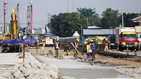 Pekerja melakukan proses pembangunan underpass Bulak Kapal, Bekasi, Jawa Barat, Selasa (23/2/2021). 