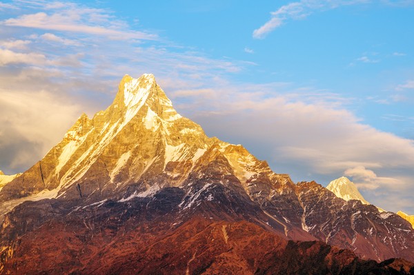 Saat senja, puncak ini terlihat makin indah dengan pantulan sinar matahari. (Getty Images/iStockphoto)