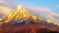 Saat senja, puncak ini terlihat makin indah dengan pantulan sinar matahari. (Getty Images/iStockphoto)