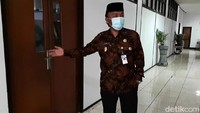 Hari ini, Jumadi mengaku ada agenda menerima kunjungan sejumlah mahasiswa. Karena tidak bisa masuk, dia pun membatalkan agenda tersebut.
