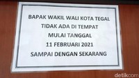 M Jumadi hari ini tidak bisa masuk kantor lantaran semua ruang kerja dan stafnya, termasuk ajudan dan sopir ditarik oleh Pemkot Tegal. Bahkan mobil dinas juga ditarik.