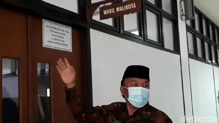 Wakil Wali Kota Tegal, M Jumadi tidak bisa masuk kantor lantaran ruang kerja dikunci, Selasa (23/2). Sebelumnya pada Jumat lalu, ajudan dan sopir juga ditarik oleh Pemkot Tegal.