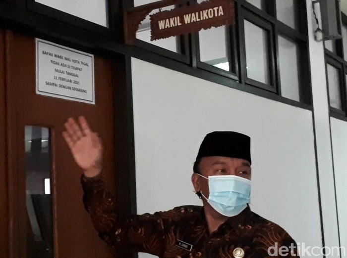 Wakil Wali Kota Tegal, M Jumadi tidak bisa masuk kantor lantaran ruang kerja dikunci, Selasa (23/2). Sebelumnya pada Jumat lalu, ajudan dan sopir juga ditarik oleh Pemkot Tegal.