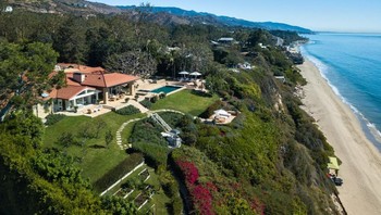 Walaupun sudah banyak rumah megah ia miliki, pria kelahiran Ukraina ini belum puas. Terbaru, ia menebus mansion besar ini di Malibu, California. Foto: Realtor.com