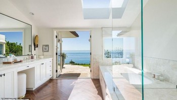 Kamar mandinya pun mengarah ke pemandangan pantai. Foto: Realtor.com