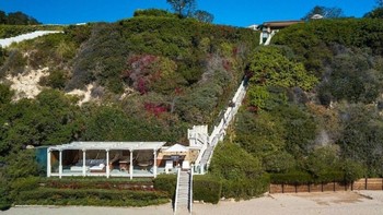 Mansion tersebut terletak langsung di pinggir pantai sehingga menyajikan ketenangan dan pemandangan menarik. Foto: Realtor.com