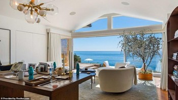 Rumah yang terletak di pinggir pantai itu dibeli Koum senilai USD 87 juta atau di kisaran Rp 1,2 triliun dari sosialita bernama Diana Jenkins. Ini penampakan salah satu ruangannya yang super mewah. Foto: Realtor.com