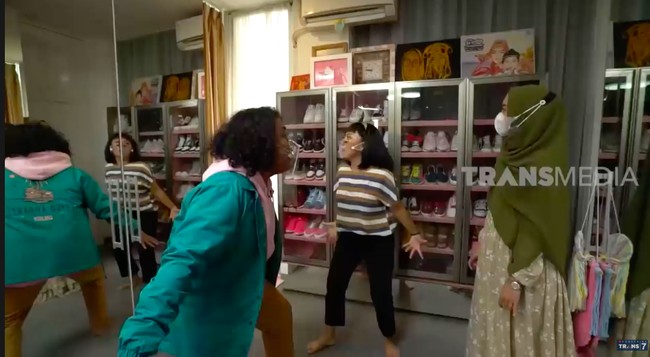 Selain itu, Ria Ricis juga mendedikasikan sebuah ruangan sebagai walk-in closet. Di situ, YouTuber yang memiliki 23 juta subscriber tersebut menyimpan koleksi sepatunya. (Foto: YouTube/Trans TV Official)