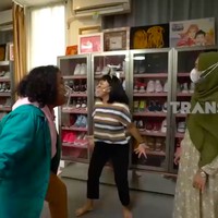 Selain itu, Ria Ricis juga mendedikasikan sebuah ruangan sebagai walk-in closet. Di situ, YouTuber yang memiliki 23 juta subscriber tersebut menyimpan koleksi sepatunya. (Foto: YouTube/Trans TV Official)