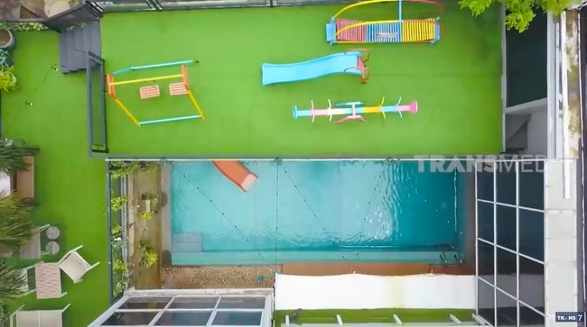 Bukan rumah mewah tentunya tanpa kolam renang. Namun, kolam renang miliknya berbeda dari kebanyakan. (Foto: YouTube/Trans TV Official)