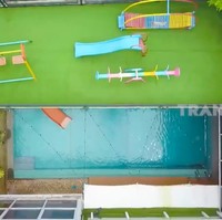 Bukan rumah mewah tentunya tanpa kolam renang. Namun, kolam renang miliknya berbeda dari kebanyakan. (Foto: YouTube/Trans TV Official)