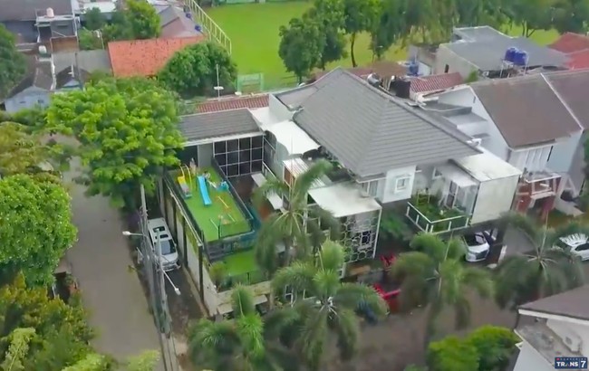 Inilah rumah mewah Ria Ricis bila dilihat dari atas. Terlihat rumah tersebut cukup luas dari rumah-rumah di sekitarnya. (Foto: YouTube/Trans TV Official)