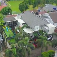 Inilah rumah mewah Ria Ricis bila dilihat dari atas. Terlihat rumah tersebut cukup luas dari rumah-rumah di sekitarnya. (Foto: YouTube/Trans TV Official)