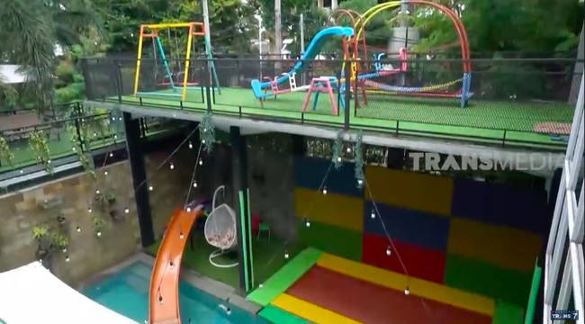 Kolam renang Ria Ricis berada di bawah sebuah area bermain. Terdapat sebuah seluncuran yang semakin menambah keseruan momen berenang di sana. (Foto: YouTube/Trans TV Official)