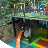 Kolam renang Ria Ricis berada di bawah sebuah area bermain. Terdapat sebuah seluncuran yang semakin menambah keseruan momen berenang di sana. (Foto: YouTube/Trans TV Official)