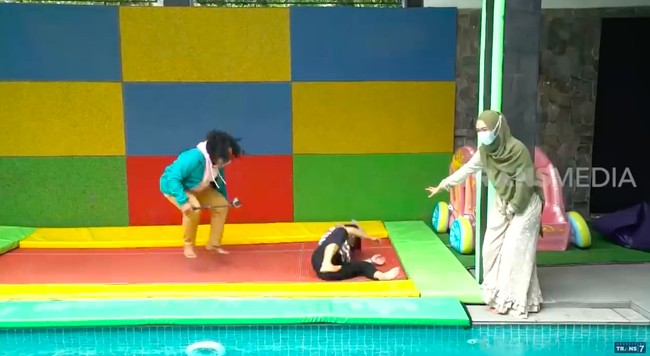 Tidak ketinggalan sebuah trampolin. (Foto: YouTube/Trans TV Official)