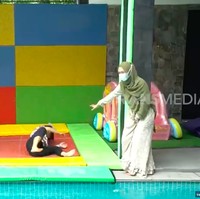 Tidak ketinggalan sebuah trampolin. (Foto: YouTube/Trans TV Official)