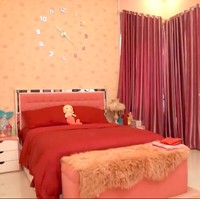 Kamar utama Ria Ricis hadir dalam warna serba pink yang sangat mencerminkan kepribadiannya yang cerita. (Foto: YouTube/Trans TV Official)