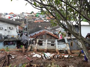 Awal Mula Tembok Rumah Ambrol Ternyata Milik Ibunda Dino Patti Djalal