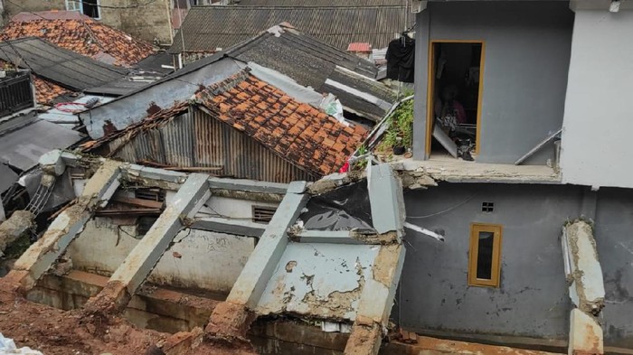 Rumah yang temboknya roboh di Kemang Timur, Jaksel ternyata milik ibunda Dino Patti Djalal.