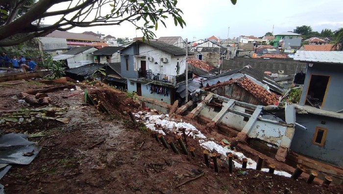 Rumah yang temboknya roboh di Kemang Timur, Jaksel ternyata milik ibunda Dino Patti Djalal.