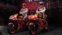 Honda Racing Corporation meluncurkan motor dengan warna khas mereka, oranye bercorak putih. 