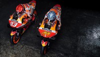 Menariknya dalam acara itu, Marquez tampak sudah bisa memakai baju balapnya, yang menunjukkan bahwa kondisi lengan kanannya sudah membaik setelah cedera parah sepanjang musim lalu.