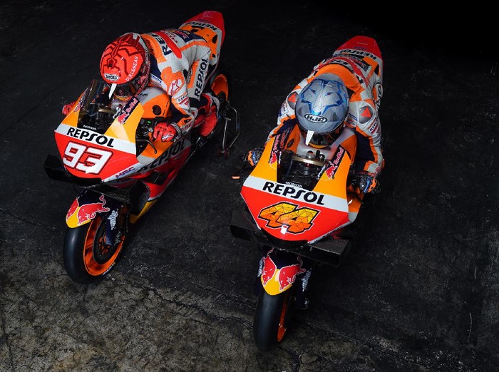 Repsol Honda resmi meluncurkan motor barunya untuk MotoGP 2021. Dua pebalapnya Marc Marquez dan Pol Espargaro hadir dalam peluncuran tersebut.
