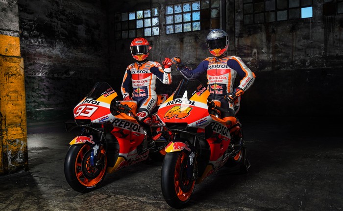 Repsol Honda resmi meluncurkan motor barunya untuk MotoGP 2021. Dua pebalapnya Marc Marquez dan Pol Espargaro hadir dalam peluncuran tersebut.