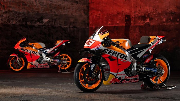 Repsol Honda resmi meluncurkan motor barunya untuk MotoGP 2021. Dua pebalapnya Marc Marquez dan Pol Espargaro hadir dalam peluncuran tersebut.