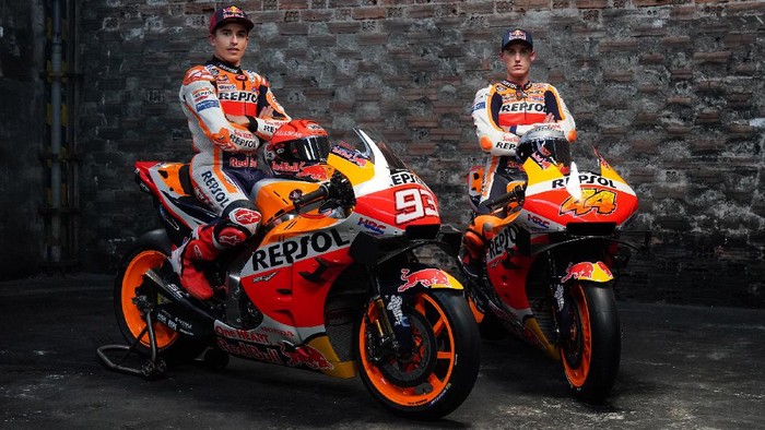 Repsol Honda resmi meluncurkan motor barunya untuk MotoGP 2021. Dua pebalapnya Marc Marquez dan Pol Espargaro hadir dalam peluncuran tersebut.