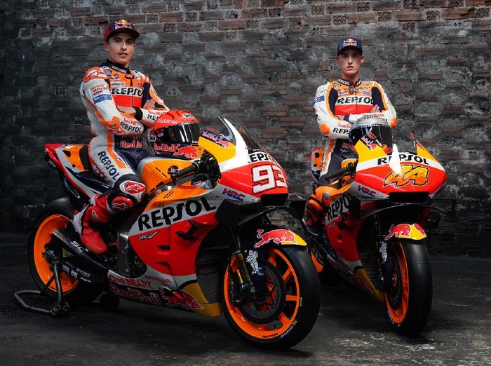 Repsol Honda resmi meluncurkan motor barunya untuk MotoGP 2021. Dua pebalapnya Marc Marquez dan Pol Espargaro hadir dalam peluncuran tersebut.