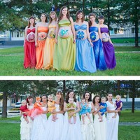 Tujuh wanita berpose bersama saat hamil dengan busana warna-warni dan mengecat perutnya. Setelah melahirkan mereka mengulang pose tersebut hanya saja kini sudah dengan gaya menggendong anak yang dulu ada dalam kandungan mereka. Foto: dok. Natalia Karpovovy and Elena Gannenko