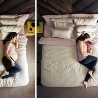 Inspirasi foto kehamilan ini bisa dilakukan tanpa perlu banyak biaya dan properti. Kamu bisa melakukannya di rumah. Seperti wanita ini yang berpose meringkuk dengan perut hamilnya dan setelah melahirkan, dia bergaya memakai baju yang sama persis, hanya saja perut besarnya sudah kempis dan kini digantikan bayinya. Foto: Dok. Wes Eisenhauer Photography